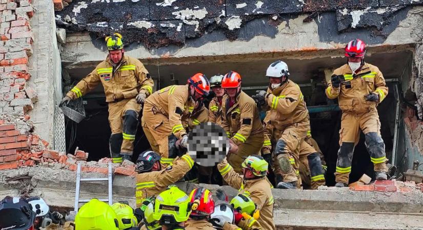 Életveszélyes állapotban mentettek ki egy férfit a Székesfehérváron összeomlott épület romjai alól