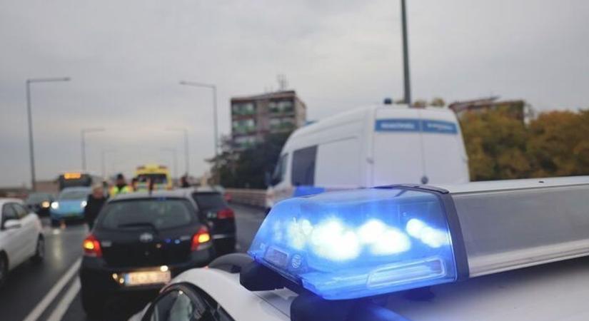 Három autó karambolozott Miskolcon - rendőrök a helyszínen