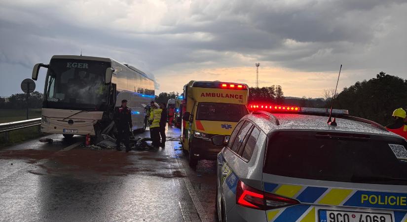 Magyar busz szenvedett balesetet Dél-Csehországban, többen megsérültek