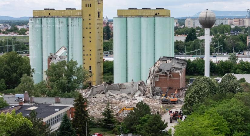 Összedőlt egy négyemeletes épület Székesfehérváron – Súlyos állapotban lévő sérültet mentettek ki a romok alól (2.)