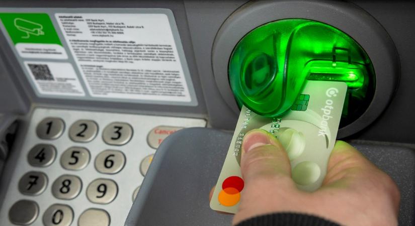 Lépett az utolsó nagybank is: augusztustól díjat emel, de ad egy nullás számlacsomagot