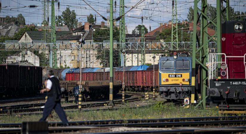 Leszakított 300 méter felsővezetéket egy tehervonat a miskolci vasútvonalon