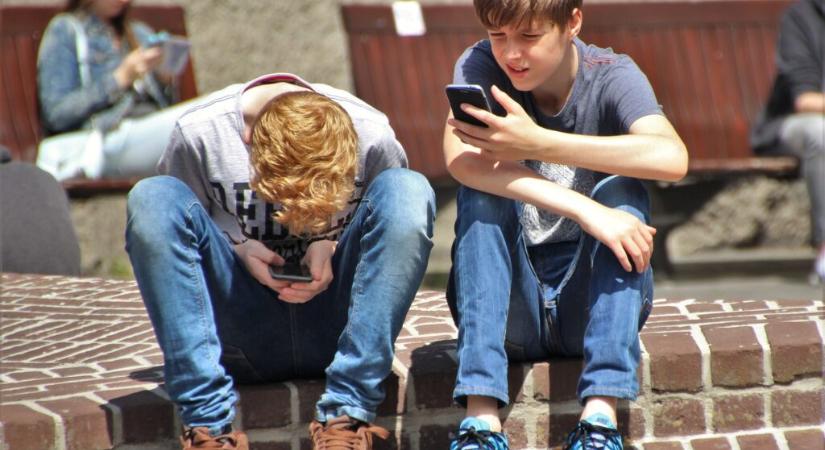 Célszerűtlen az iskolai mobiltelefon-tilalomról szóló törvénytervezet