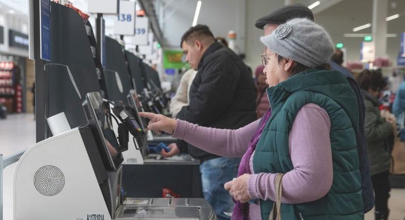 Hetvenes nőnek esett neki a pénztárnál, a felesége végignézte