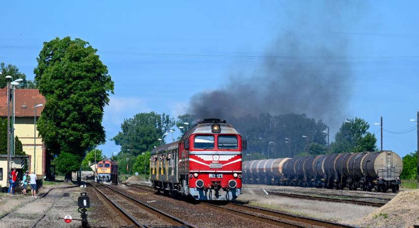 Háromszáz méteren szakadt le a felsővezeték a miskolci vasútvonalon