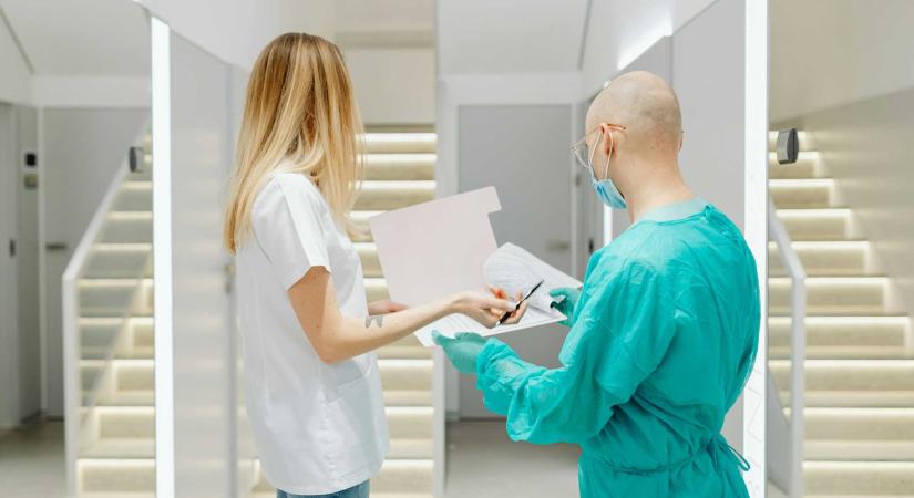 Változnak a szabályok: új képlet alapján kezelhetik a betegeket magánklinikákon állami pénzből