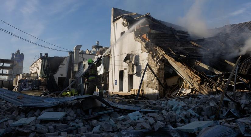Hatalmas légitámadás érte Ukrajnát, 10 ember meghalt, száznál is többen megsebesültek