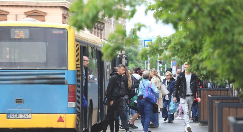 Megdöbbentő jelenet a pécsi buszon – saját széket vitt magával az utas