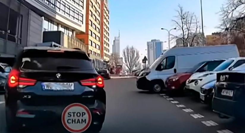 Egy pofátlan sofőr megmutatta hogy miért nem érdemes elrabolni más parkolóhelyét