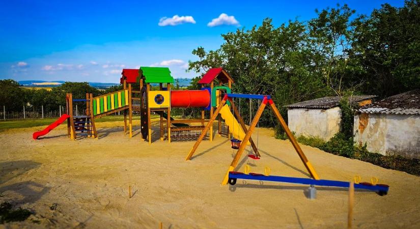 Új játszóteret kaptak a dadi gyerekek - az információk szerint a környék legjobbja lehet