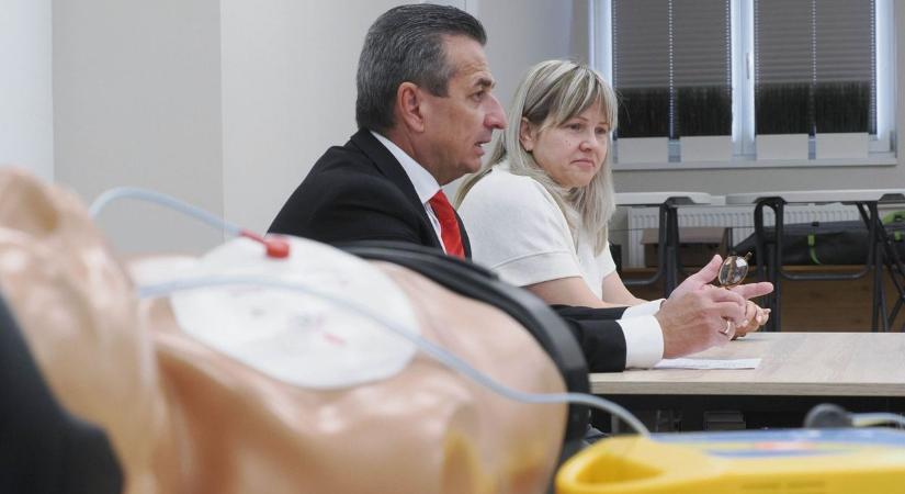 Életmentő eszközzel bővült a Veszprém Vármegyei Kereskedelmi és Iparkamara (galéria)