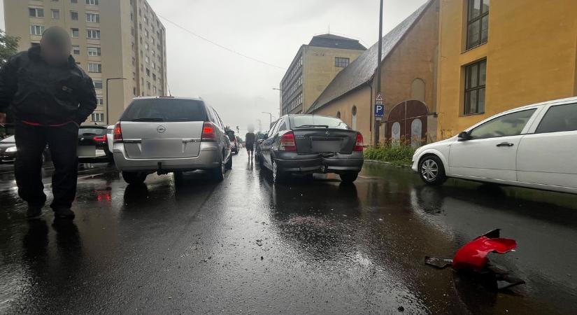 Négyes karambol történt a debreceni csúcsforgalomban, sérültek is vannak – fotókkal