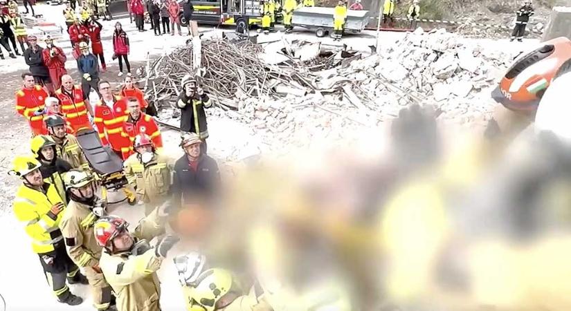 Bravúros mentés: Órákig küzdöttek a romok alatt rekedt ember életéért Székesfehérváron – Videóval