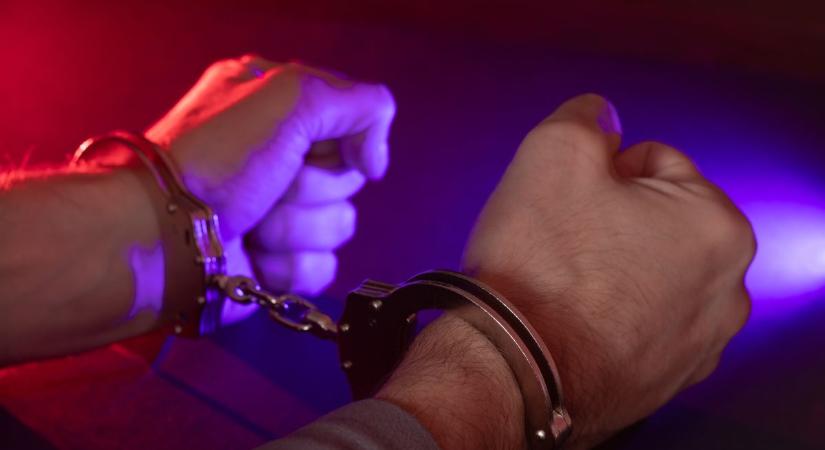 Saját szüleinek hordta a kábítószert a fiatal férfi: jelentős mennyiségű tiltott anyag került elő
