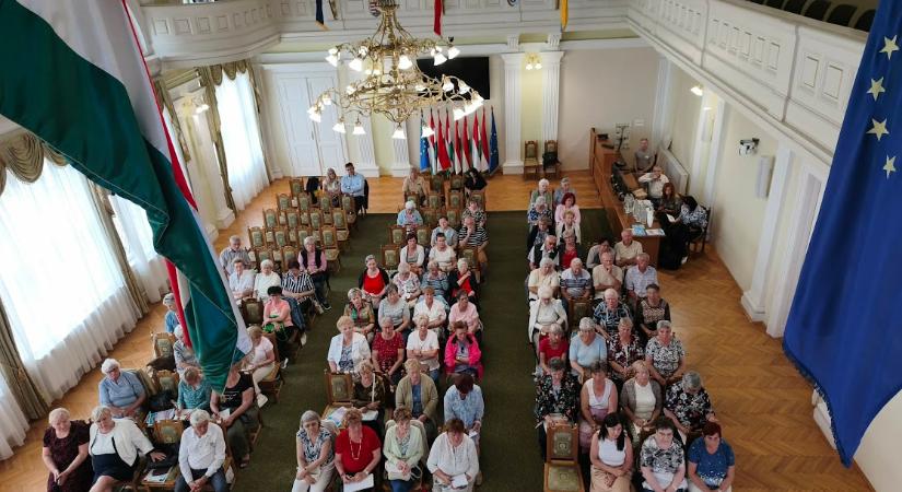 Szolnok jövőjéről, a pénzügyi tudatosságról és az egészséges életmódról is szó volt az Idősügyi Tanács nyílt ülésén