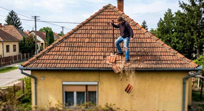 Pókembernek hitte magát és a háztetőkön ugrált a drogos férfi Törökbálinton, óriási kárt okozott