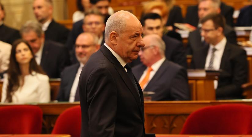 Sulyok Tamás a fenyegetések hatására csak egyre biztosabb benne, hogy nincs itt a helye a lemondásának