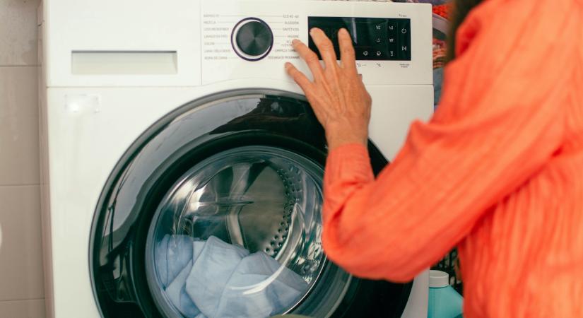 Kifejezetten veszélyes lehet 60 fokon mosni a ruhákat a mosógépben, figyelmeztetnek az infektológusok