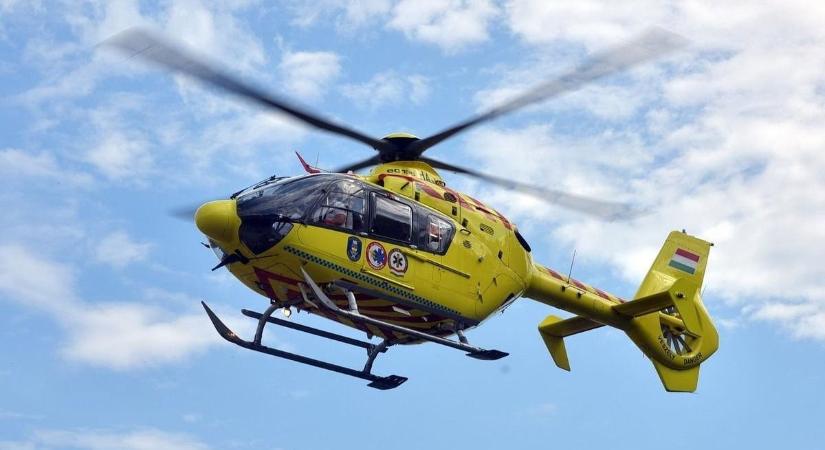 Rohamot kapott egy kisfiú, mentőhelikopter is érkezett a segítségére