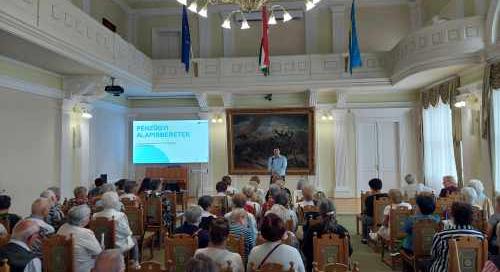 Magabiztosabban a mindennapokban: gyakorlati tanácsok időseknek a szolnoki Nyugdíjas Akadémián