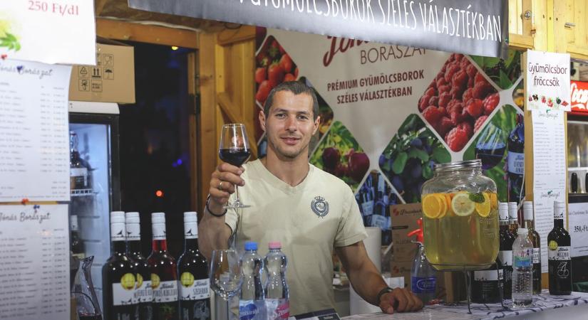 Elfogyott a bor, elfogytak a poharak, rekordot döntött a jubileumi borfesztivál