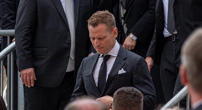 Tiborczék nyertek: milliárdos szerződést köthet cége vonatpótló buszokra a MÁV-val