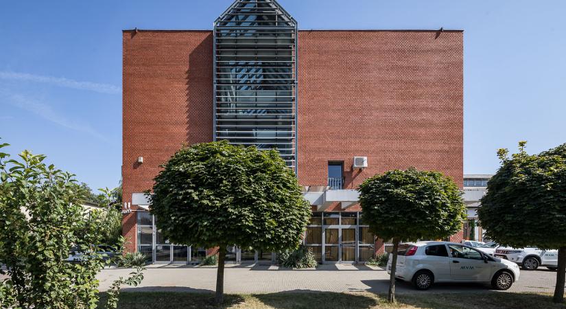 Új karakter árnyékolással – az MVM budapesti irodaépületének átalakulása