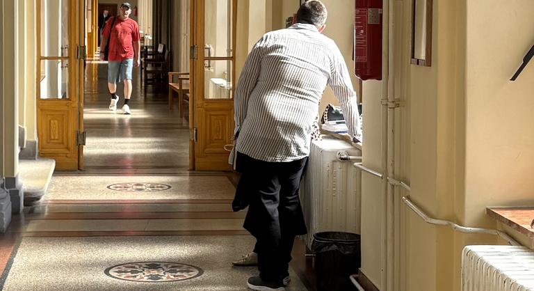 Rakodóként dolgozik a férfi, aki megfojtotta a párját, majd moziba ment az anyjával