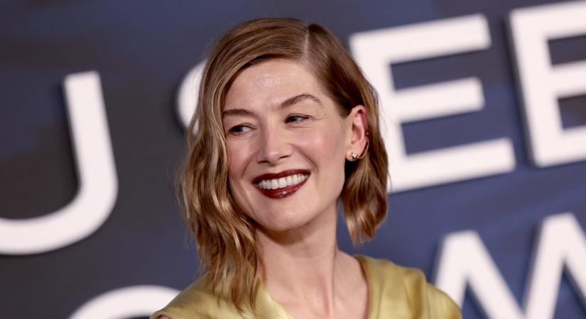Rosamund Pike a színpadról szólt be egy telefonját nyomkodó nézőnek