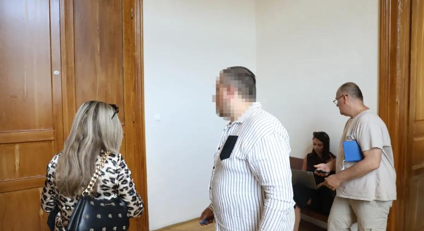 Bilincsek nélkül sétált be a bíróságra Károly, aki a vád szerint megfojtotta a barátnőjét