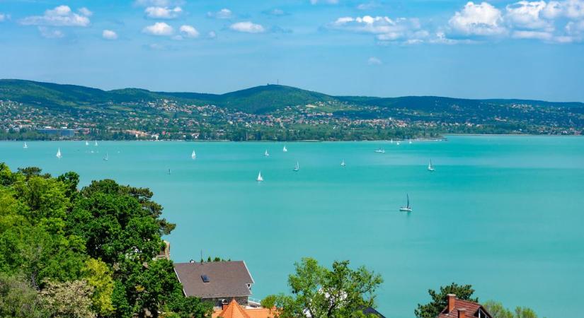 Vége az ingyenességnek: újabb helyen kell fizetniük az autósoknak a Balatonnál