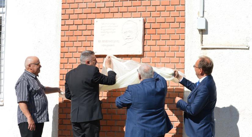 Emléktáblát avattak Berze Nagy János tiszteletére