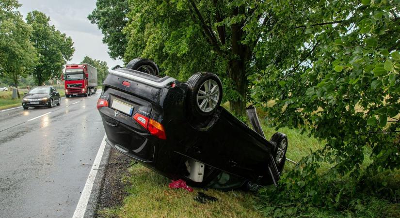 Súlyos baleset: felborult egy személyautó a 65-ös főúton Somnál