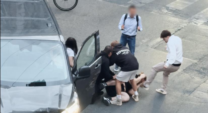 Kirángatták az autójából és a földön rugdosták a sofőrt a VI. kerületben történt baleset után – videó