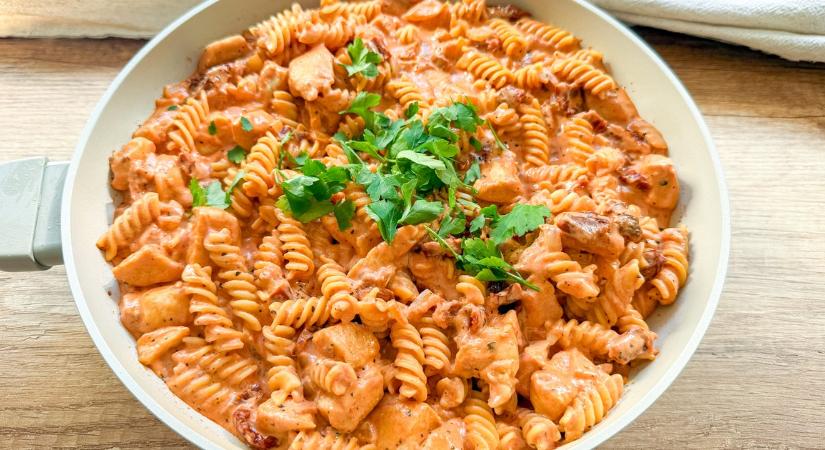 Krémes tejszínes-csirkés tészta: 30 perces vacsora recept hétköznapokra