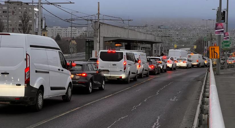 Szörnyű baleset miatt tíz kilométeres a torlódás az M1-es autópályán