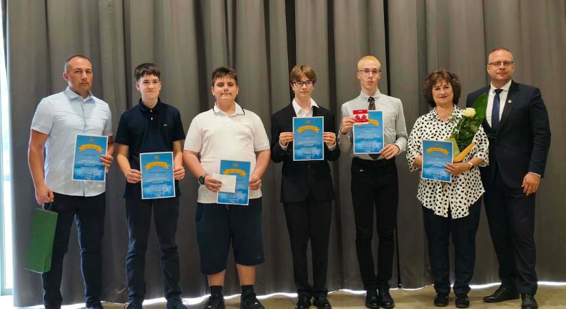 Szolnok legtehetségesebb diákjait és felkészítő tanáraikat köszöntötték