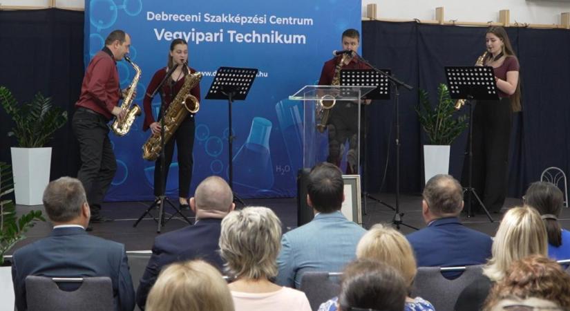 75 év, két új képzés: számokban is vegytiszta a siker a debreceni Vegyipari Technikumban