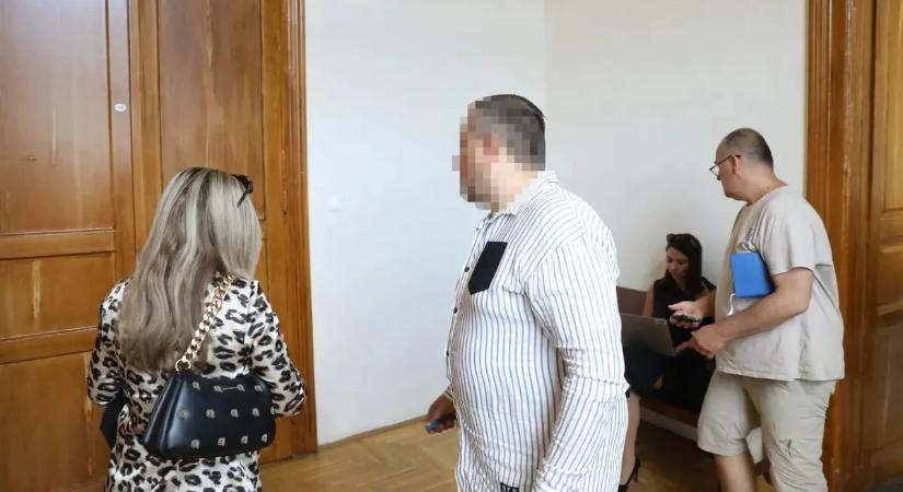 Elképesztő fordulat a zuglói gyilkosság tárgyalásán: szabadon sétálgat a bíróságon a vádlott