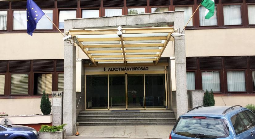 Négy év múlva még mindig 24 fideszes közjogi méltóság ülhetne a trónján