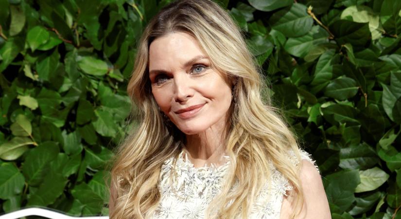 Nehéz elhinni, hogy Michelle Pfeiffer már 68 éves – férje oldalán ragyogott a vörös szőnyegen
