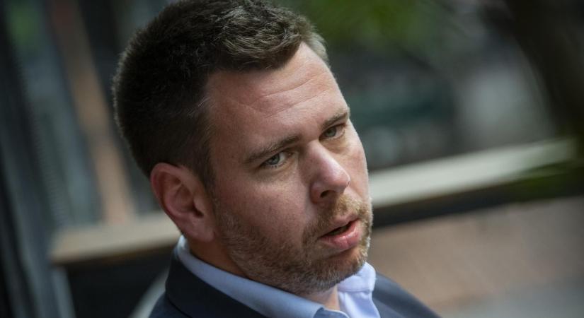 Vitézy Dávid azonnali hatállyal kirúgta Lázár János volt gimnáziumi évfolyamtársát