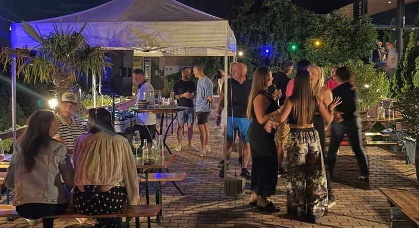 Borkoktélok és house ritmusok – ilyen volt a Vibe Terasz az Eszterbauer Borászatnál (sok fotó)