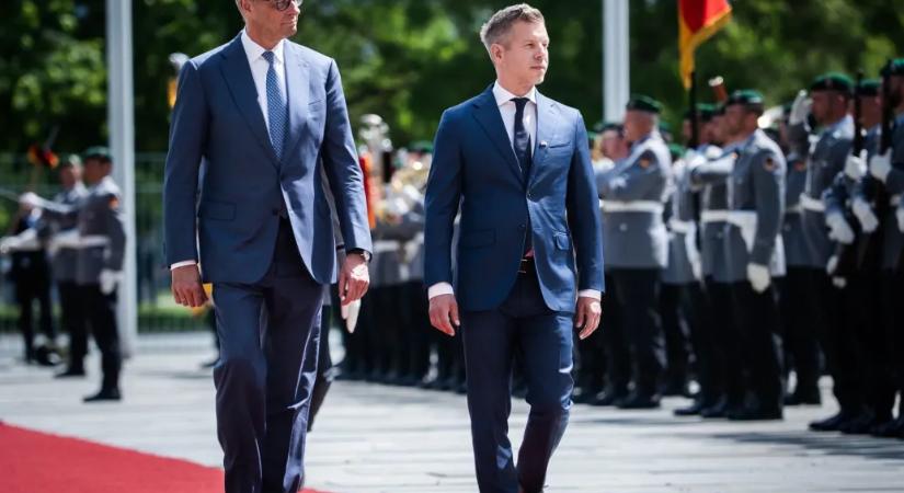 Közös sajtótájékoztatót tart a német kancellár és Magyar Péter Berlinben