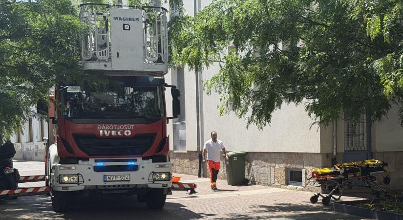 Rosszul lett egy ember a székesfehérvári iskola tetején (videó)