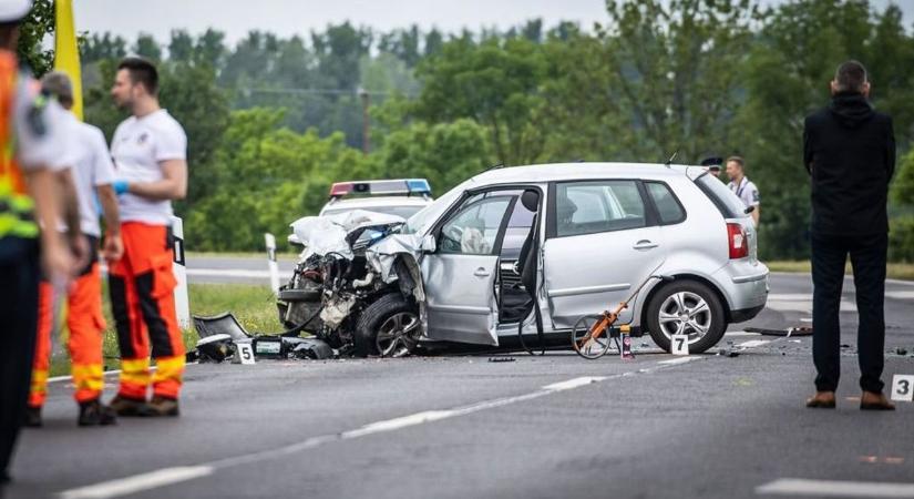 Tragédia a 44-es főúton – két autó ütközött frontálisan – galéria