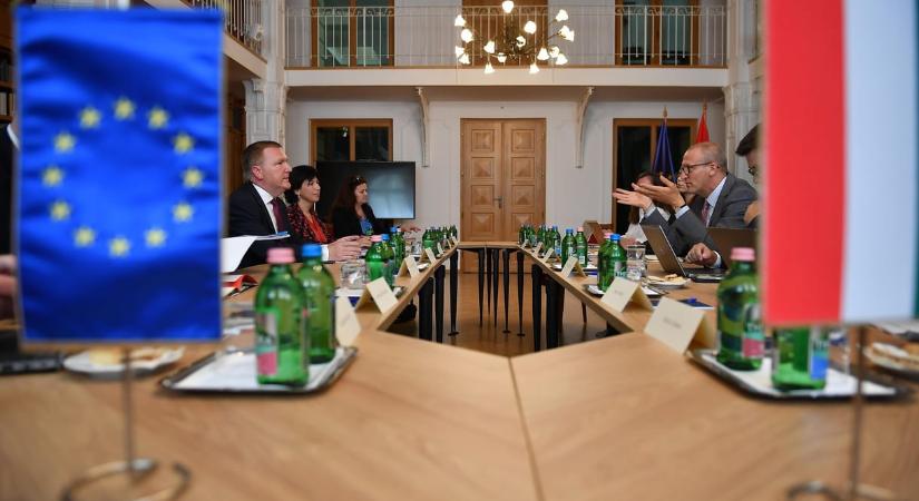 Tarr Zoltán azt ígérte a jogállamisági biztosnak, hogy két lépésben alakítják át a közmédiát