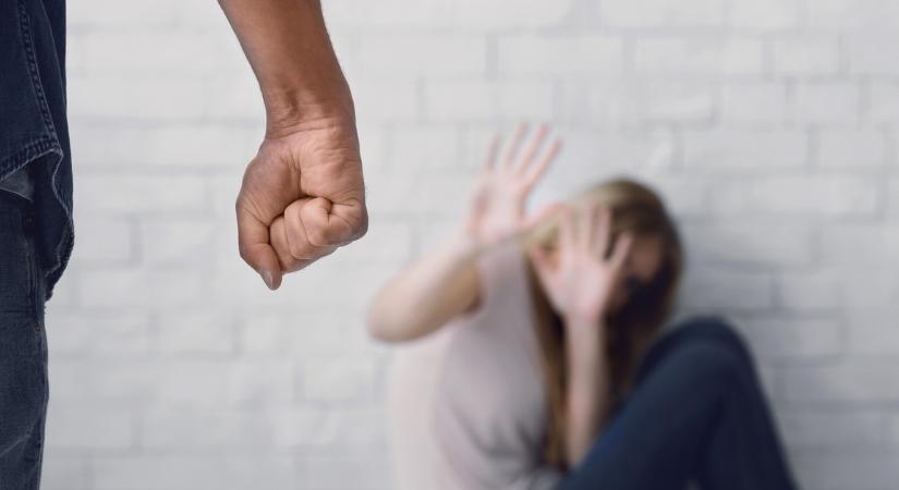 Találkozóra hívta, megverte, majd a házában fogva tartotta exét egy zalai férfi: titokban küldött üzenet mentette meg a nőt