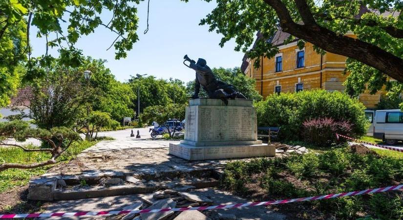 Száz éve őrzi Tata hőseit a fekvő kürtös: megrázó történetek hangzottak el a centenáriumi ünnepségen
