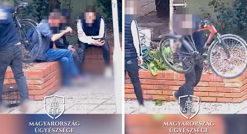 Virágágyásba hajította a biciklit és a kukát is